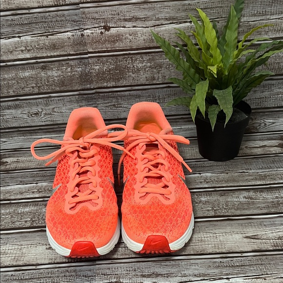 Nike Women's Bright Coral Athletic Shoes size Youth 5 Women’s 7 - Picture 3 of 9